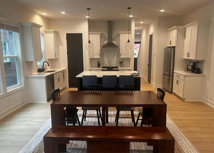 Spacious And Comfy Clt Retreat